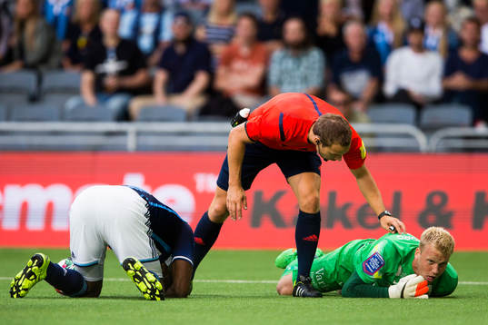Domare Kristoffer Karlsson kontrollerar Djurgårdens Nyasha