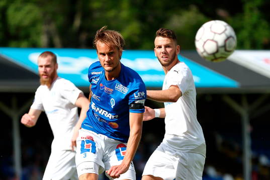 Åtvidabergs Månz Karlsson och Malmö FFs Erdal Rakip