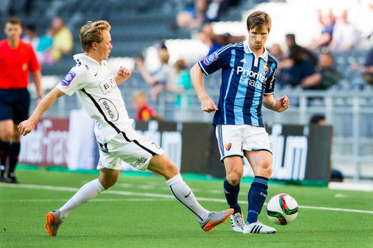 Häckens Adam Andersson försöker hindra Djurgårdens