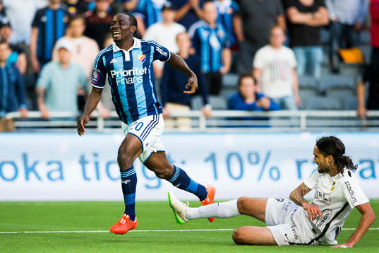 Djurgårdens Sam Johnson och Häckens Leonard Zuta