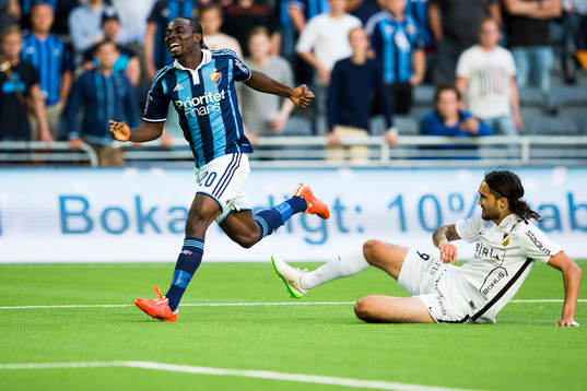 Djurgårdens Sam Johnson och Häckens Leonard Zuta