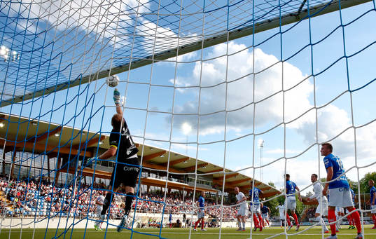 Räddning av Åtvidabergs målvakt Henrik Gustavsson