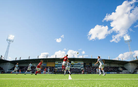 Kamp om bollen mellan Falkenbergs Gustaf Nilsson och Gefles
