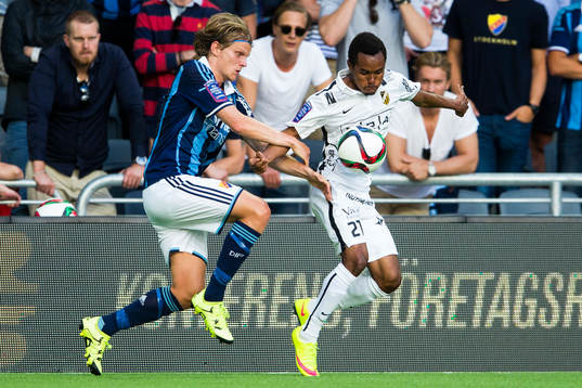 Djurgårdens Tim Björkström försöker stoppa Häckens