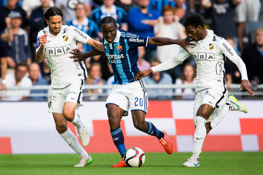 Djurgårdens Sam Johnson tar sig förbi Häckens Leonard