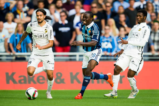 Djurgårdens Sam Johnson tar sig förbi Häckens Leonard