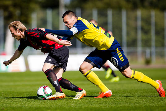 Brommapojkarnas Pontus Åsbrink  blir stoppad av