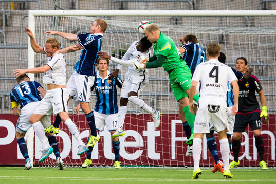 Häckens Mohammed Abubakari och målvakt Peter Abrahamsson