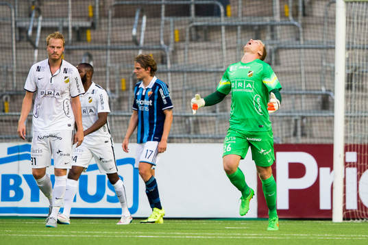 Häckens målvakt Peter Abrahamsson reagerar