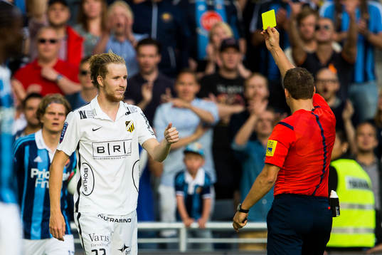 Häckens Samuel Gustafson får sitt andra gula kort av