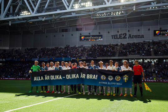 Djurgårdens och Häckens spelare ställer upp sig bakom en
