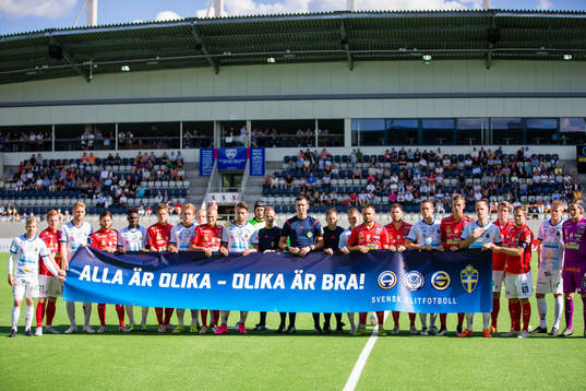 Gefles och Falkenbergs spelare håller upp en banderoll med