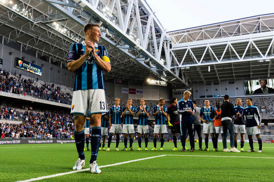 Djurgårdens Emil Bergström och hans medspelare firar