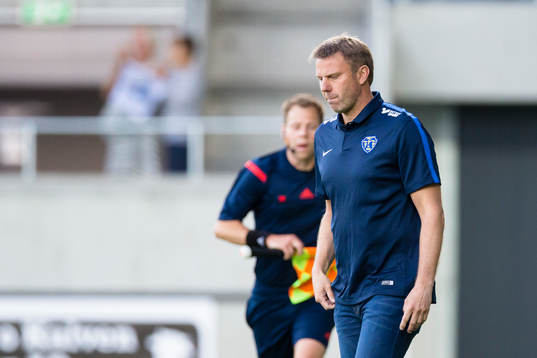 Falkenbergs tränare Hans Eklund ser deppig ut