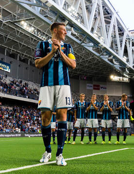 Djurgårdens Emil Bergström och hans medspelare firar