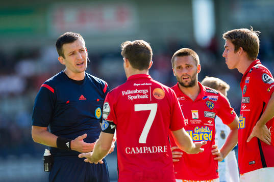 domare Nermin Cisic  diskuterar med Falkenbergs David