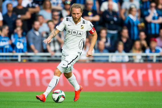 Häckens Emil Wahlström med bollen