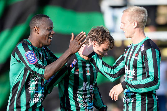 Varbergs Nsima Peter, tv,  firar sitt 3-0 mål