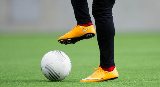 Fotbollsskor och en boll