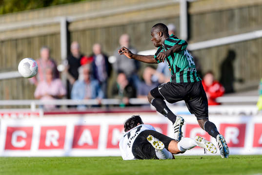 Varbergs Nsima Peter (v) gör 3-0 och gratuleras av Pär Asp