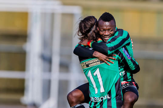 Varbergs Thomas Boakye (h) har gjort 2-0 och gratuleras av