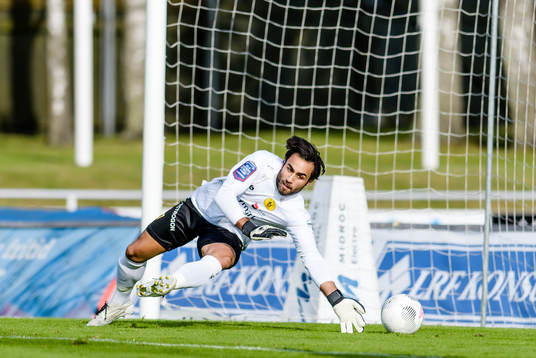 Frej Täbys målvakt Marko Atanackovic ser bollen rulla in
