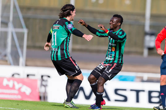 Varbergs Thomas Boakye (h) har gjort 2-0 och gratuleras av