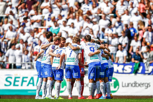 Norrköpings spelare laddar upp före fotbollsmatchen i