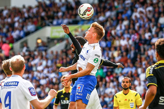 Norrköpings Nicklas Bärkroth  i en nickduell
