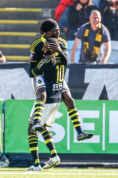 s Mohamed Bangura firar 0-2 med målskytten Henok Goitom