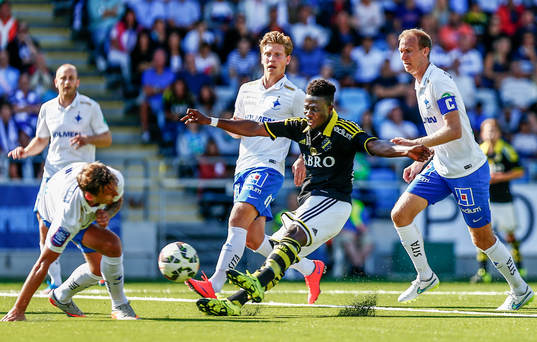 s Ebenezer Ofori missar skott mot mål