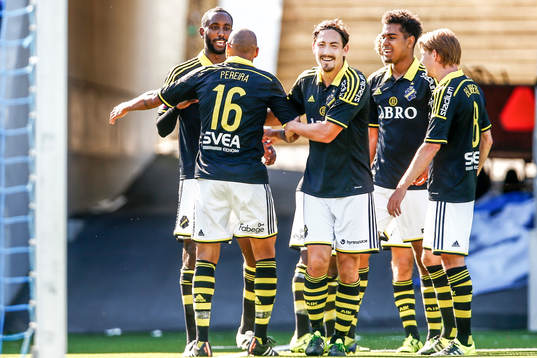 s spelare firar 0-2 med målskytten Henok Goitom, tv