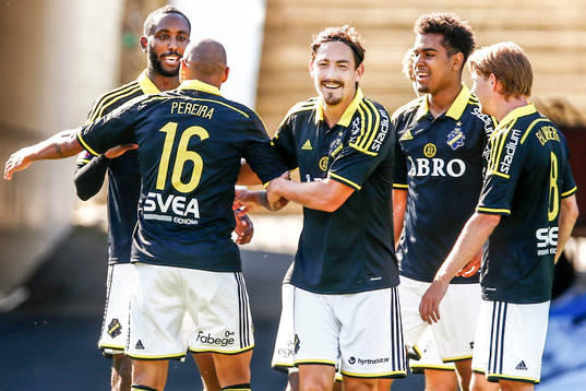 s spelare firar 0-2 med målskytten Henok Goitom, tv