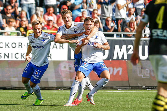 Norrköpings spelare firar 1-2 målet av Linus Wahlqvist