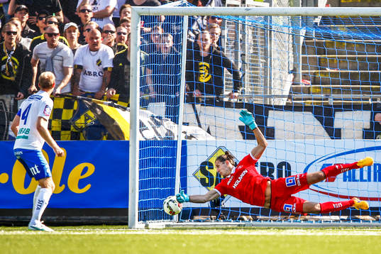 s Henok Goitom , ej i bild, gör 0-2 bakom Norrköpings