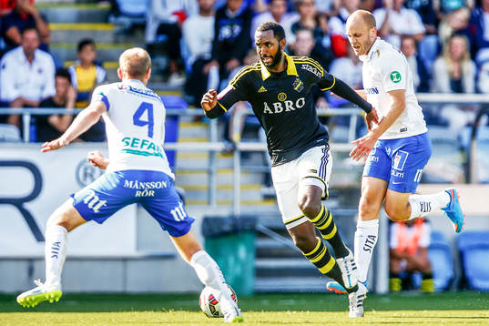 s Henok Goitom försöker ta sig förbo Norrköpings Daniel