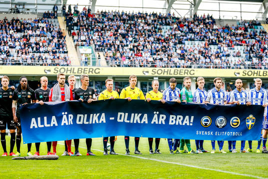 Örebros och IFK Göteborgs spelare med en banderoll före