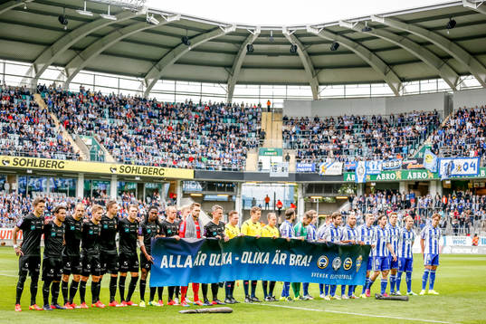 Örebros och IFK Göteborgs spelare med en banderoll före