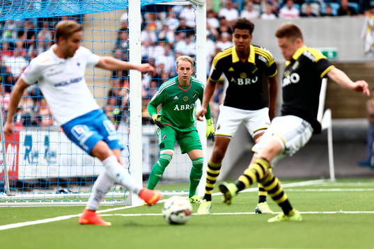 s målvakt Patrik Carlgren ser på när Norrköpings