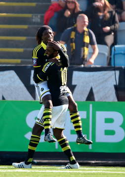 s Mohamed Bangura och Henok Goitom jublar