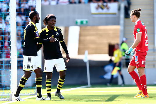 s Henok Goitom och AIK:s Mohamed Bangura och Norrköpings