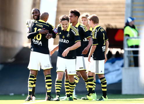 s Henok Goitom kramar om AIK:s Alessandro Pereira och firar