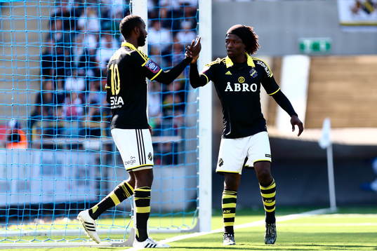 s Henok Goitom och AIK:s Mohamed Bangura
