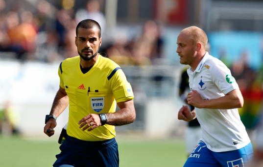 Domare Mohammed Al-Hakim och Norrköpings Daniel Sjölund