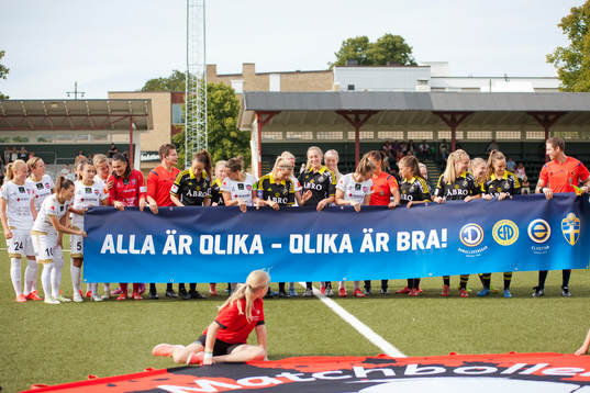 FC Rosengårds och AIKs spelare ställer upp med banderoll