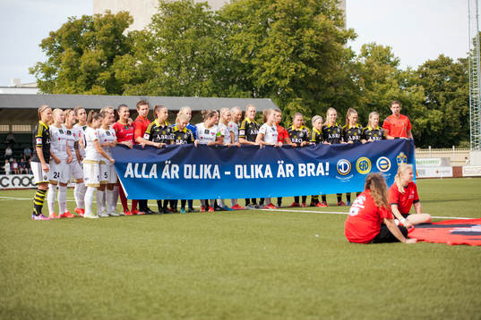 FC Rosengårds och AIKs spelare ställer upp med banderoll