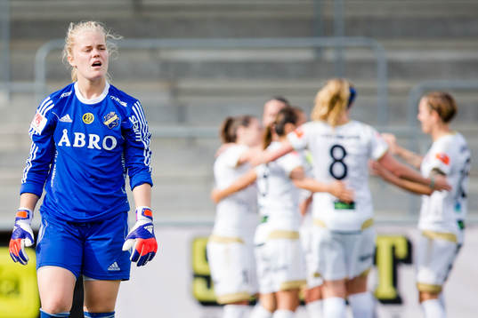 AIKs målvakt Britta Elsert Gynning deppar
