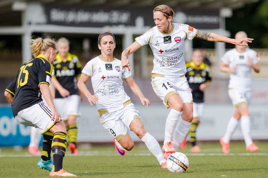FC Rosengårds Therese Sjögran dribblar med bollen