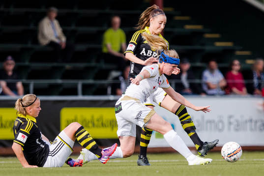 AIKs Petra Andersson försöker stoppa FC Rosengårds