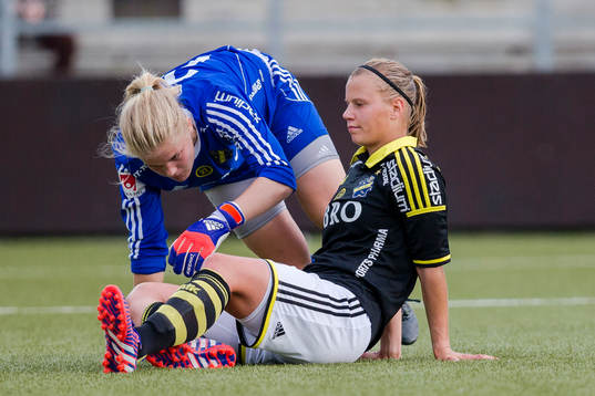 AIKs målvakt Britta Elsert Gynning och Maija Saari deppar